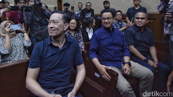 Anies Baswedan hadir di sidang perdana Tom Lembong, di Pengadilan Tipikor Jakarta, Kamis (6/3/2025). Ia berharap hakim yang menangani perkara Thom Lembong bersikap objektif.