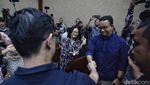 Momen Anies Baswedan Hadiri Sidang Perdana Tom Lembong