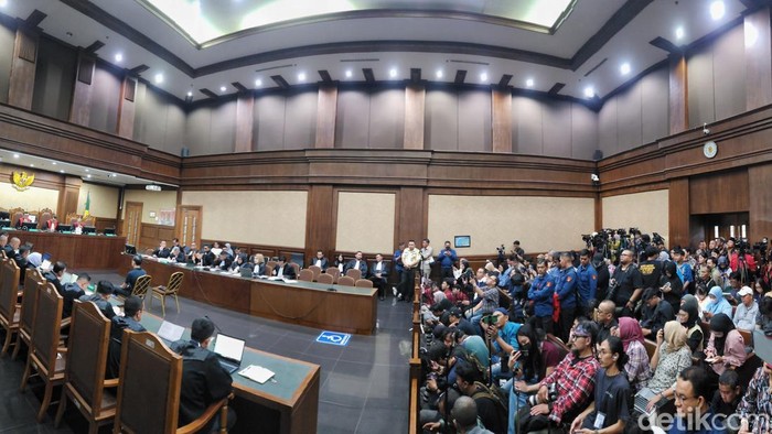 Anies Baswedan hadir di sidang perdana Tom Lembong, di Pengadilan Tipikor Jakarta, Kamis (6/3/2025). Ia berharap hakim yang menangani perkara Thom Lembong bersikap objektif.