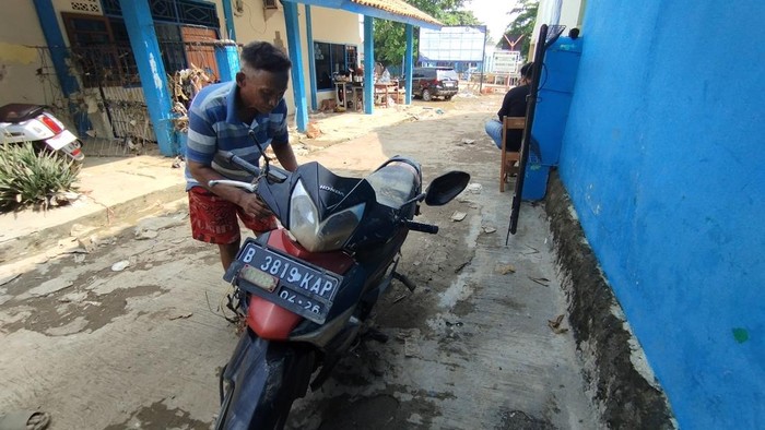Motor milik warga Perumahan Pondok Gede Permai, Jatiasih, terendam banjir Bekasi