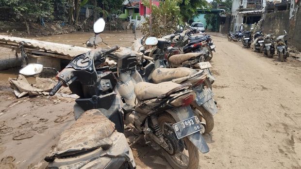 Motor milik warga Perumahan Pondok Gede Permai, Jatiasih, terendam banjir Bekasi