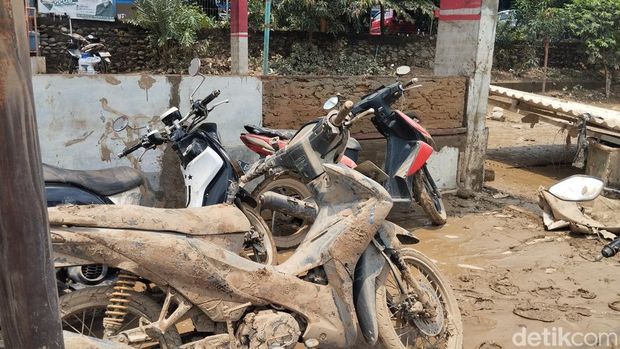 Motor warga yang diparkir di SMAN 21 Bekasi terendam banjir hingga penuh lumpur. Foto: Fawdi/detikcom.