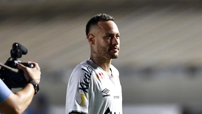 Soccer Football - Paulista Championship - Santos v Noroeste - Estadio Vila Belmiro, Santos, Brazil - February 19, 2025 Santos Neymar after the match REUTERS/Fernanda Luz NO RESALES. NO ARCHIVES.