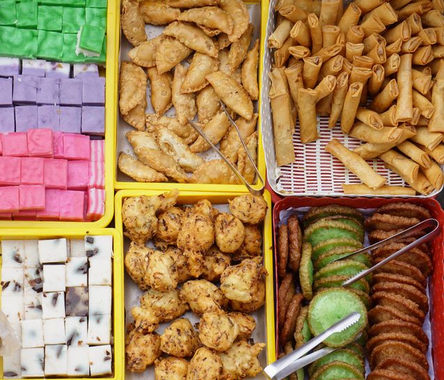 Niat Bantu Lariskan Dagangan Penjual Kue, Wanita Ini Dapat Kue Basi