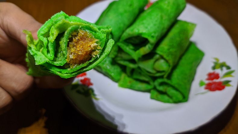 Niat Bantu Lariskan Dagangan Penjual Kue, Wanita Ini Dapat Kue Basi