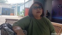 Waktu itu aku gak bilang ke ibu, sampai akhirnya aku cerita beberapa tahun kemudian dan ibu marah-marah. Aku disuruh makan pisang emas dan lain-lain supaya lepas. Lha sampai sekarang aku gak tahu itu sudah lepas atau belum, tuturnya. Foto: Febri/detikHOT