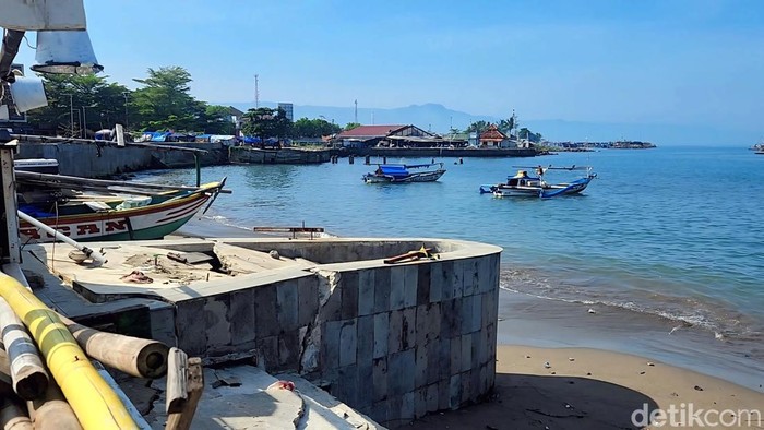 Ornamen penyu yang rusak diambil untuk diperbaiki di Alun-alun Gadobangkong