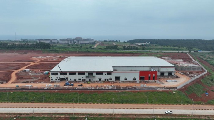 Produsen solar panel atau photovoltaic (PV) asal Amerika Serikat (AS), PT SEG Solar Manufacturing Indonesia siap mengoperasionalkan pabriknya di PT Kawasan Industri Terpadu Batang (KITB) pada April 2025.