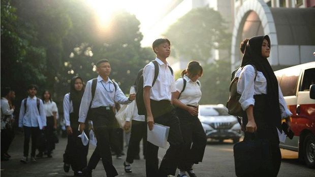 Para calon peserta didik SMA Kemala Taruna Bhayangkara hendak menjalani ujian di UIN Syarif Hidayatullah Jakarta.