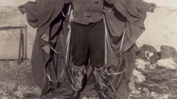 Franz Reichelt adalah seorang penjahit yang jatuh dari dek pertama Menara Eiffel saat menguji coba parasut mantel ciptaannya. Meskipun Reichelt telah meyakinkan pihak berwenang bahwa ia akan menggunakan boneka, ia memilih untuk mengenakan parasut itu sendiri di saat-saat terakhir dan melompat di depan kru kamera.Foto: Boredpanda