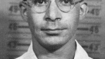 Louis Slotin seorang fisikawan Kanada, terlibat dalam Proyek Manhattan. Saat melakukan eksperimen berbahaya dengan bahan radioaktif, ia terpapar radiasi yang mematikan. Meskipun telah menjalani berbagai upaya medis dan didampingi orang tuanya, ia menderita cedera radiasi yang parah, termasuk kegagalan organ, dan meninggal lima hari kemudian. Foto: Boredpanda