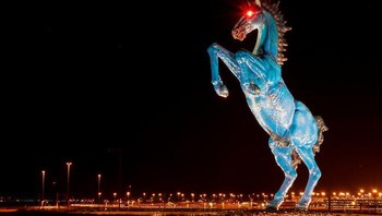 Luis Jimenez adalah seorang pematung dan seniman grafis Chicano, yang dikenal karena karyanya yang menonjolkan tema Meksiko, Barat Daya, dan Hispanik-Amerika. Karyanya yang paling terkenal, Blue Mustang , dipesan oleh Bandara Internasional Denver. Jiménez meninggal dunia dalam kecelakaan industri saat mengerjakan patung tersebut, yang diselesaikan secara anumerta. Foto: Boredpanda
