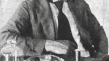 Sabin Arnold Von Sochocky adalah ahli kimia Ukraina yang dianggap sebagai penemu cat luminescent menggunakan radium, yang ditemukan oleh Marie dan Pierre Curie pada tahun 1898. Perusahaannya, Radium Luminous Material Corporation, memproduksi pelat jam bercahaya, tetapi pekerja perempuan kemudian menuntut atas paparan radiasi. Von Sochocky akhirnya menderita efek radiasi, dan mengalami anemia aplastik pada tahun 1928, kondisi yang sama yang merenggut nyawa Marie Curie. Foto: Boredpanda