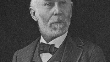 Sylvester H. Roper adalah seorang penemu Amerika yang dikenal karena karya awalnya di bidang mobil dan sepeda motor. Pada tanggal 1 Juni 1896, ia mengendarai salah satu sepeda bertenaga uapnya di lintasan Charles River di Cambridge, Massachusetts, dengan kecepatan mencapai 40 mph. Setelah menyelesaikan beberapa putaran, ia jatuh dan mengalami cedera kepala. Ia kemudian ditemukan meninggal dunia, dengan otopsi yang menunjukkan gagal jantung, meskipun tidak jelas apakah kecelakaan itu menyebabkan gagal jantung atau terjadi sebelumnya.Foto: Boredpanda