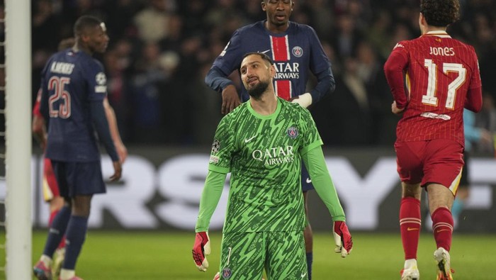 PSGs goalkeeper Gianluigi Donnarumma reacts after conceding the opening goal during the Champions League round of 16 first leg soccer match between Paris Saint-Germain and Liverpool at the Parc des Princes in Paris, Wednesday, March 5, 2025. (AP Photo/Aurelien Morissard)