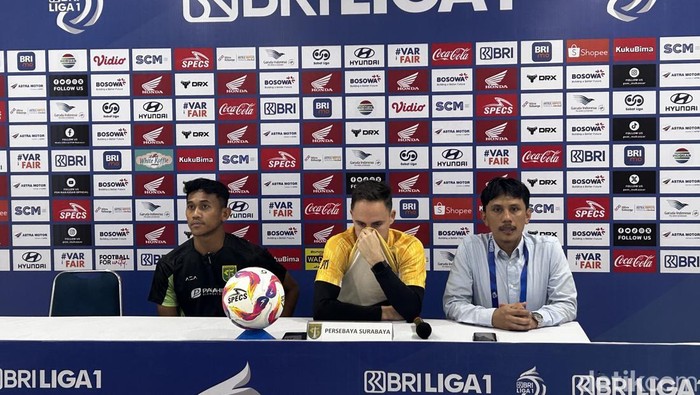Pelatih Persebaya Surabaya Paul Munster (tengah) saat sesi konferensi pers di Stadion BJ Habibie.