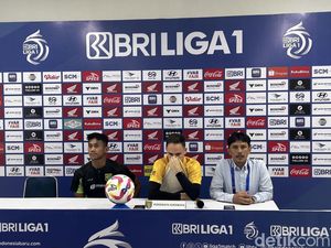 Paul Munster Tutup Hidung Saat Prescon PSM Vs Persebaya gegara Bau Lem