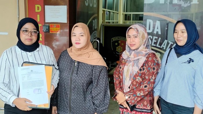 Pelapor Essy Meliyuni (37) didampingi kuasa hukumnya Ade Rahmayati pada saat mendatangi Mapolda Sumsel