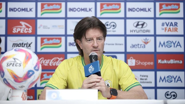 Pelatih PSS Sleman, Pieter Huistra saat jumpa pers jelang menghadapi Persita Tangerang di Stadion Indomilk Arena, Tangerang, Kamis (6/3/2025).
