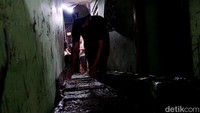 Dalam sehari, mereka bisa memproduksi 100 hingga 250 kaleng. Harga satu kaleng cincau Mak Cao ini seharga Rp 50 ribu.