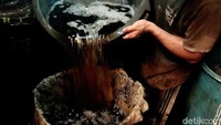 Produksi cincau dilakukan di rumah milik Suratmi, yang telah menjalankan usaha ini selama puluhan tahun.