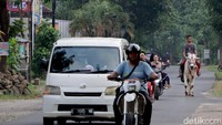 Agar sapi miliknya menjadi sehat. Pemuda itu juga memanfaatkan untuk membeli takjil disekitar rumahnya.