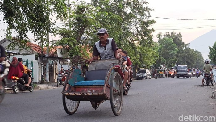 Penarik becak di Kabupaten Cirebon.