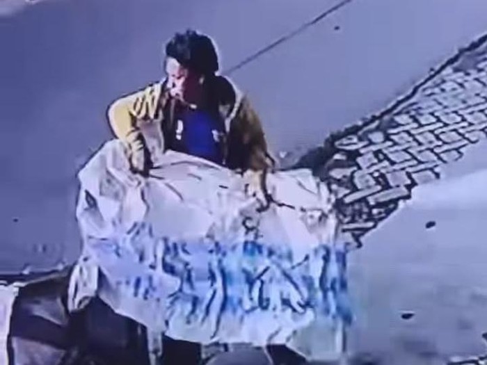 Pencuri besi penutup gorong-gorong di Malang
