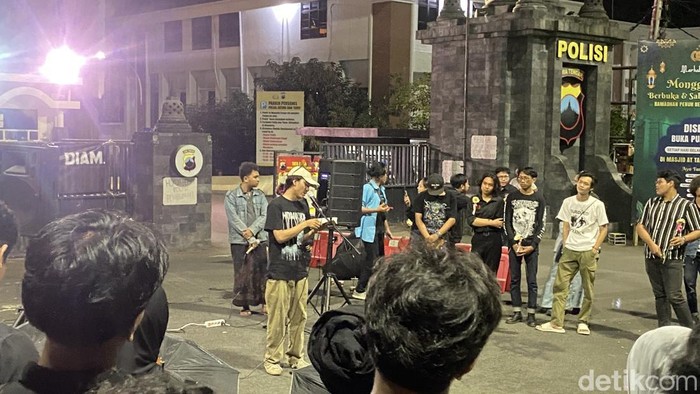 Suasana peringatan 100 hari Gamma yang digelar massa Aksi Kamisan di halaman Mapolda Jateng, Kecamatan Semarang Selatan, Kamis (6/3/2025).