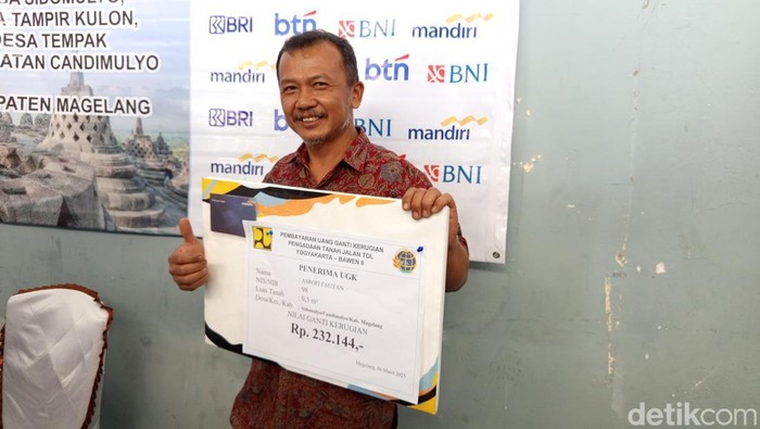 Penerima UGR proyek Tol Jogja-Bawen, Asrofi Fauyan di Balai Desa Tampirkulon, Kecamatan Candimulyo, Kabupaten Magelang, Kamis (6/3/2025).