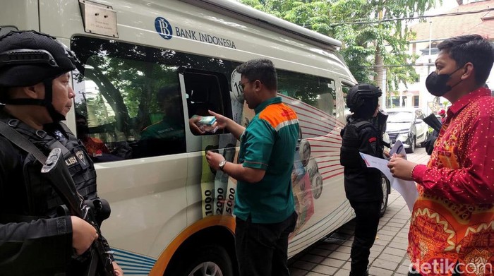Penukaran uang baru Bank Indonesia di Sidoarjo