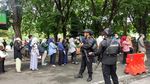 Warga Sidoarjo Antre Tukar Uang Baru Lebaran 2025