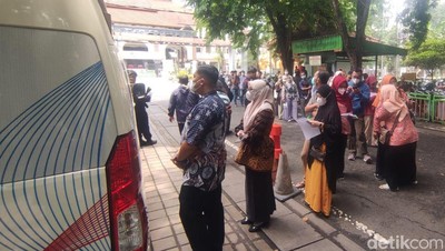 Warga Sidoarjo Antre Tukar Uang Baru Lebaran 2025