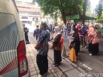 Warga Sidoarjo Antre Tukar Uang Baru Lebaran 2025