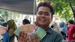 Warga Sidoarjo Antre Tukar Uang Baru Lebaran 2025