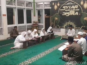 Khusyuknya Penyandang Tuna Netra di Malang Saat Tadarus Al-Quran Braille