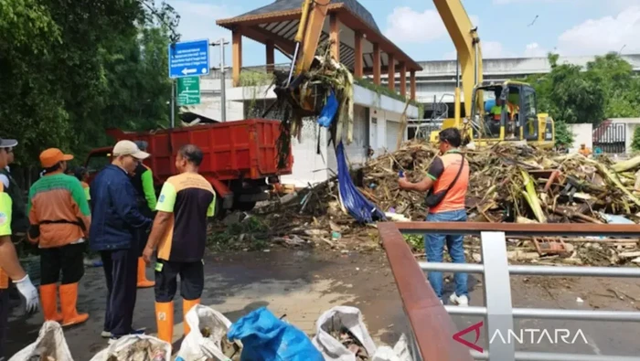 Personel Suku Dinas Lingkungan Hidup (LH) Jakarta Timur melakukan bersih-bersih sampah usai banjir di Jakarta Timur, Kamis (6/3/2025). (ANTARA/HO-Pemkot Jaktim).