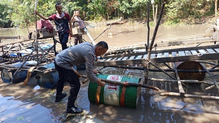 Petugas gabungan membongkar tambang ilegal di Bangka Tengah.