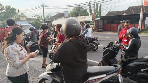 Petugas memeriksa surat kendaraan di Jalan Denpasar-Gilimanuk, Desa Abiantuwung, Kecamatan Kediri, Tabanan, pada Kamis (6/3/2025). (Ahmad Firizqi Irwan/detikBali)