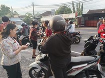 Cek Ketaatan Bayar Pajak, Petugas Periksa Surat-surat Pengendara di Tabanan