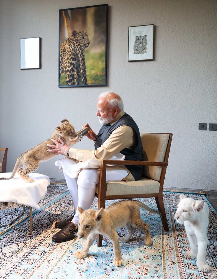 PM Narendra Modi resmikan kebun binatang keluarga Ambani