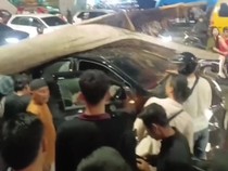 Pohon Tumbang Timpa Mobil di Jalan Gatsu Medan