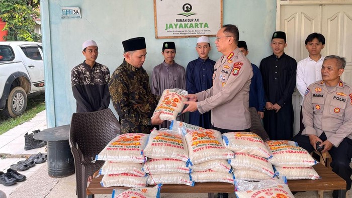 Polda Metro Jaya menyalurkan bantuan beras kepada panti anak yatim di Pasar Minggu, Jaksel.