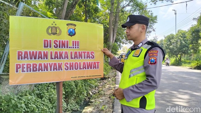 polisi Bojonegoro pasang tanda perbanyak sholawat