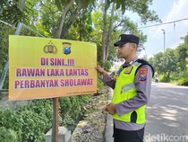 Polisi Bojonegoro Pasang Imbauan Perbanyak Sholawat di Raya Baureno-Babat