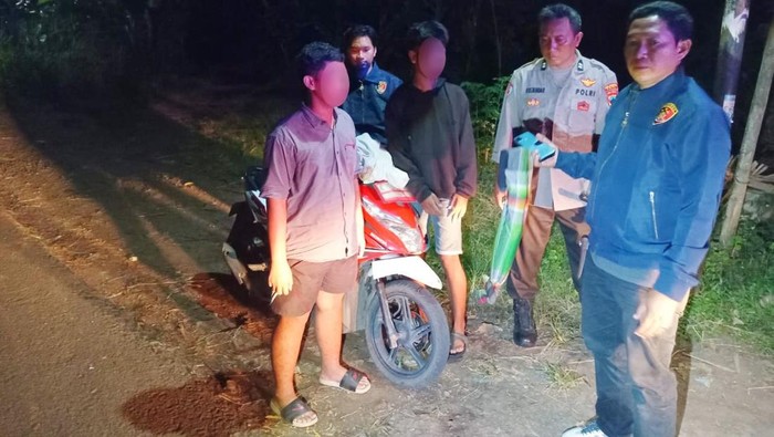 Polisi mengamankan dua anak baru gede (ABG) yang hendak perang sarung di wilayah Tlogowungu, Kamis (6/3/2025).