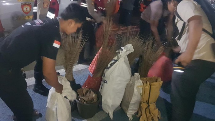 Polisi mengamankan ratusan petasan siap pakai dan mengamankan pemilik rumah diduga produsen petasan di Bangkalan.