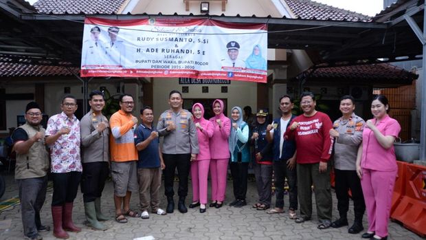 Polres Bogor bantu korban banjir di Bojong Kulur, Gunung Putri, Kabupaten Bogor