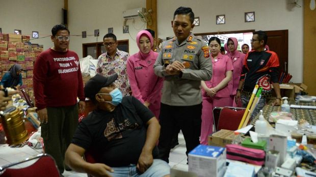 Polres Bogor bantu korban banjir di Bojong Kulur, Gunung Putri, Kabupaten Bogor