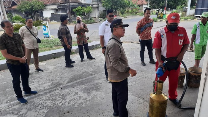 Polres Kediri Kota bersama tim gabungan sidak SPBU untuk pastikan kualitas dan stok BBM aman.